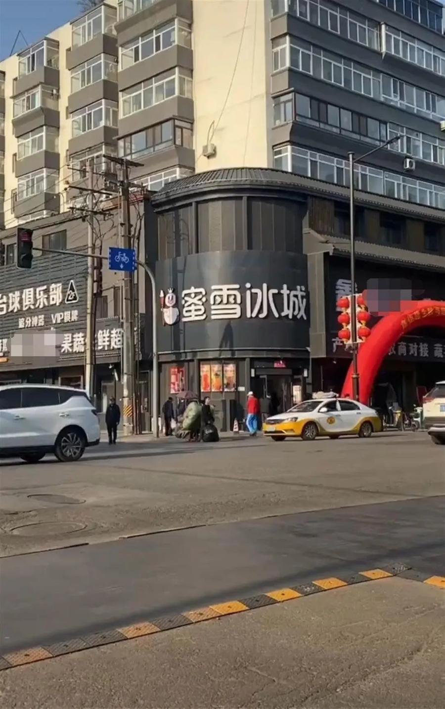 安装灰黑招牌引热议 河北沧州短期规范遭遇抵触后连夜整改拆除
